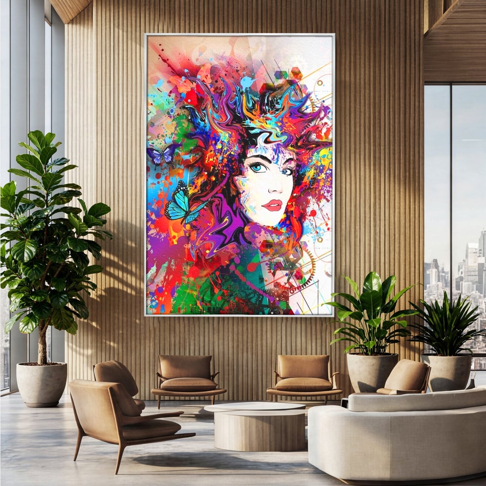 Tablou canvas cu tablou canvas cu portret artistic de femeie, in rama de aluminiu argintiu, pe perete intr-un birou